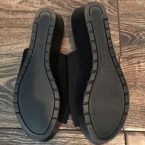 Steve by Steve Madden 90s slinky sandal